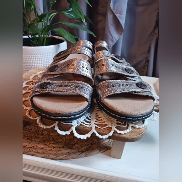 Clarks Collection Slide Sandals Womens 6M EUC Metallic Velcro Soft Cushion - Picture 10 of 11